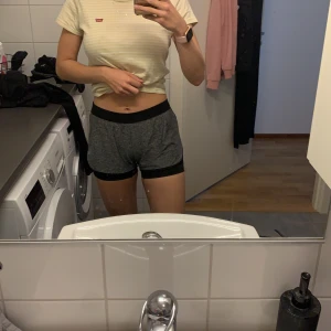 Löpar shorts - Shorts i träningsmaterial. De har ett par under byxor som är som cykelbyxor( thigta och sitter åt) märke: Reebok. 🤩Använda 1 gång.✨🍒