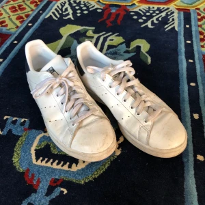 Adidas stan Smith str.41 - Medel skick. Nötta men fortfarande en sula i bra skick