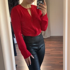 Blus från H&M, strl 36 - Jättefin röd blus från H&M, använder tyvärr inte den därför jag säljer den! Använd fåtal gånger, så den är i bra skick!💕 100kr + 60kr frakt
