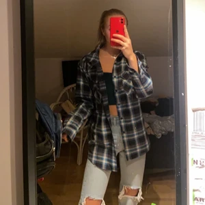 Rutig skjorta  - Såå snygg men tycker inte att jag passar i den, är storlek S men den är väldigt oversized!! 