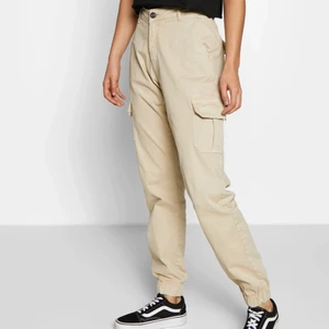 Cargo byxor  - Beiga fina cargobyxor. Aldrig använda!! Nypris ca 399kr ifrån pull&bear🥺 Storlek S