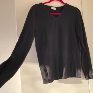 V-ringad stickad tröja från Vila - Svart, supermjuk v-ringad tröja från Vila. Köpare står för frakt 😊 perfekt för layering nu till hösten!