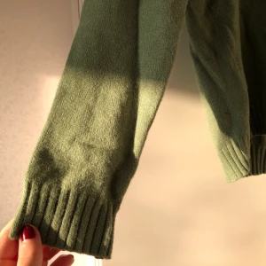 Grön v-ringad tröja - V-ringad tröja från Vila i supermjukt material. Så fin grön färg!! Tyvärr kommer den inte till användning. Köpare står för frakt 😊 Perfekt till hösten!