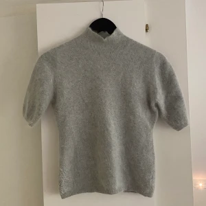 Superfin stickad tröja med glitter  - Jättesöt stickad tröja, ljusgrå med glitter i. M, men sitter mer som en S. 