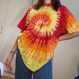 tie-dye t-shirt  - En supercool tie -dye tisha från humana. Ni står för frakten!