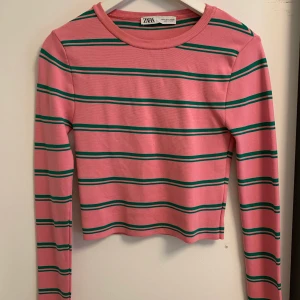 Långärmad tröja  - Långärmad randig tröja från Zara i storlek M, köpte den i våras.