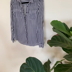 Blus storlek S - Blus från Vera Moda, använd fåtal gånger. Passar även xs-m 