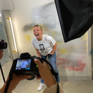 ”Shelby tee”  - Handmålade motiv. T-shirts designade i Frankrike. 100% ringspunnen bomull. Oversized Unisex modell😊 Endast vit modell kvar. 