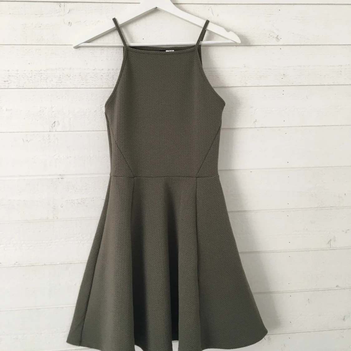 Grön klänning med tunna axelband