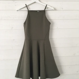 Grön klänning med tunna axelband  - Köpte denna klänning från hm till ett bröllop. Har endast haft den vid det tillfället. Den är i storlek 34. Köparen står för frakten💛