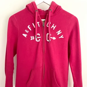 Abercrombie & fitch kofta - Säljer min Abercrombie & fitch kofta som jag ej använt på mer än 4 år. Koftan är knappt använd och är i storlek S. Köparen står för frakten! 💞