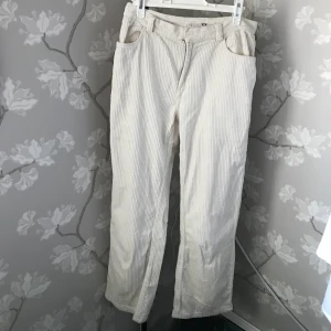Vita manchesterbyxor  - Snygga vita manchesterbyxor från Junkyard i strl M. Se passform på andra bilden. Frakt tillkommer, PM vid frågor :)