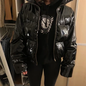 lackjacka - Dun lackjacka helt felfri! Köpt förra vintern på ABC för 2000kr, frakt tillkommer. 