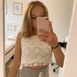 Linne i spets. - Vitt linne i spets, nästan helt oanvänd.