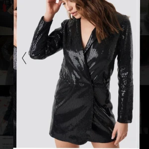 Paljett blazer - Denna paljettblazer är superfin från Linn Ahlborgs kollektion - rekommenderar att den stylas med ett skärp, som på mina bilder!  Har använt denna en gång så den är som ny. Den säljs för 699kr på nakd. Säljer den väldigt billigt för den är uppsyd med en dubbelvikning i mitten vilket ni kan se på de sista bilderna. Sitter supersnyggt på kortare personer dock 😇 storlek 36 