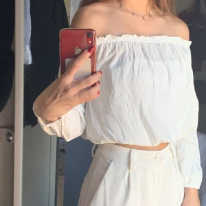 Brandy Melville tröja - Söt tröja från BrandyMelville, lyser inte igenom och sitter superbra både vid aclar och mage då det är någon typ av ”resorband” superfint skick då den knappt kommit till använding. 