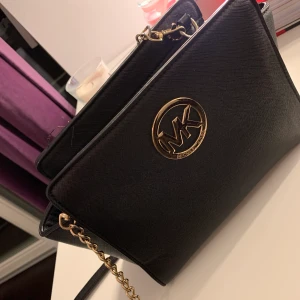 A kopia Michael Kors väska  - Snugg väska använd fåtal gånger. Frakt tillkommer