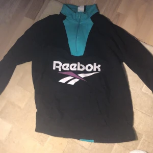 Reebok tröja - Nästan oanvänd och i riktigt bra skick, nypris 700kr så säljer från 400kr💞 Köparen står för frakt. Endast seriösa köpare.