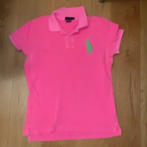 En piké t-shirt - En piké t-shirt i bra skick 