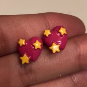 Örhängen - Örhängen som ser ut som emojin 💖 Använda litegrann men inte så mycket. Tvättas ordentligt innan de skickas. Köpare står för frakt, ansvarar ej för postens slarv.
