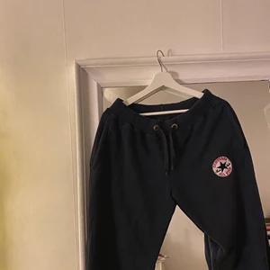 Mjukisbyxor från converse  - Jättemörkblåa/svarta mjukisbyxor. Sitter så snyggt på och i jättebra kvalite