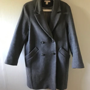 Grå kappa - Denna supersnygga kappa är perfekt till hösten. Den är i en rakare modell inköpt hösten 2019. Bra skick. den är i storlek 34 men är  mycket större i modellen så har du storlek 36- 38 som jag så passar den perfekt. 
