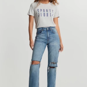 90’s high waist - Säljer dessa populära 90’s high waist jeans från gina tricot så de tyvärr inte passade mig. Oanvända endast testade. Buda privat. Budgivning tills 30 oktober. Frakt tillkommer