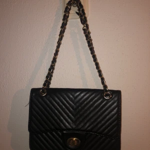 Svart, större väska - Man får plats med mycket saker, använd fåtal gånger 