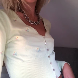 Zara Kofta - Super söt, populär och slutsåld kofta i från Zara! Ljusgrön med små blommor på! Storlek S🧚🏼‍♀️🦋🌈