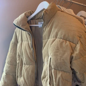 Machester puffjacka beige - Beige puff jacka ifrån bershka, vanlig i storleken, använd 1 gång💞