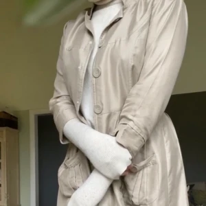 Tunn Kappa - Söt, beige lång kappa från okänt märke? Storlek 38 men sitter som en S. Snygg att ha över en tunnare stickad tröja :) 💘💘💘