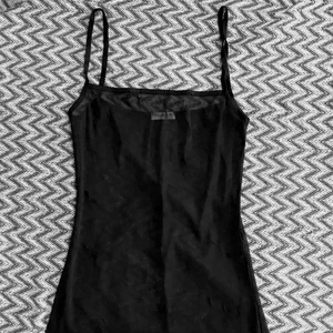 Sexig genomskinlig klänning🖤 - Super din och sexig genomskinlig klänning som svär stretchig och sitter såååå bra på kroppen😍 sista bilden ser man hur den sitter på mig som är i s-m storlek🖤 obs frakt: 40
