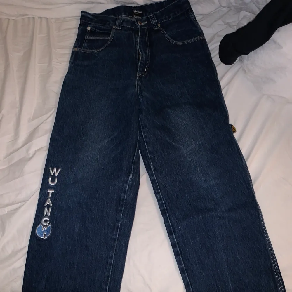 Official Wu-Wear WuTang Jeans. Från 1996 och sparsamt använda, väldigt bra skick för att vara vintage. Liten waist, skulle gissa på ungefär W28, men mycket baggy och snygg fit. Edit: Många intresserade, buda!. Jeans & Byxor.