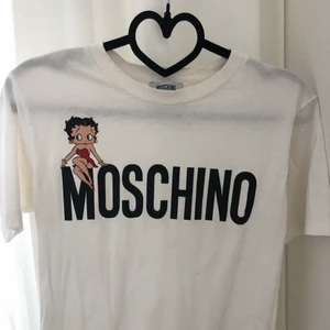 Moschino tshirt   - Moschino tshirt. XS. Äkta! Väldigt bra skick.  Nypris: 2999  Fraktas spårbart. BUD tas emot