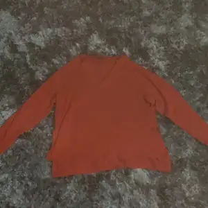 Säljer en röd tröja, använd en gång. Kortare framtill och längre där bak (vilket försöka visa på bild) storlek XS, men passar S och M också. Kan fraktas men köpare står för frakt på 30kr.