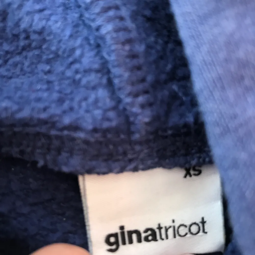 Blå hoodie med vitt tryck från Gina Tricot. Har används och tvättats några gånger med fortfarande fint skick. Säljer p.g.a att den är för liten för mig. Men storleken är som en vanlig XS. (Frakten ingår i priset) . Hoodies.