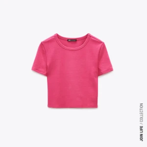 Rosa croppad t-shirt - Tajt, croppad t-shirt, helt oanvänd! Köpare står för frakt (40kr)