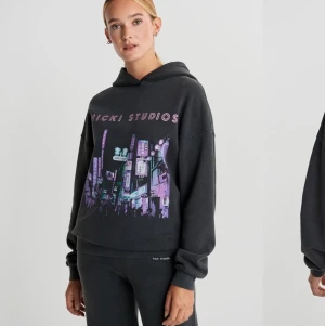 Nikki studios X Gina tricot - Använd ungefär 5 gånger. Storlek S men oversized.