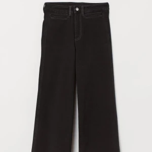 Jeans - Nu säljer jag dessa snygga jeans från h&m som är slutsålda. Använda vid få tillfällen. Köparen står för frakten.