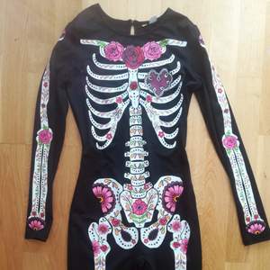 Retro skeleton costume almost like new :-) Size is S.