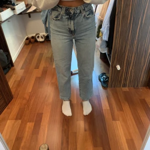 Raka jeans - Raka jeans från Zara, super fint skick, jag är 165 lång, bär en storlek 36 sitter inte jätte tight på mig.