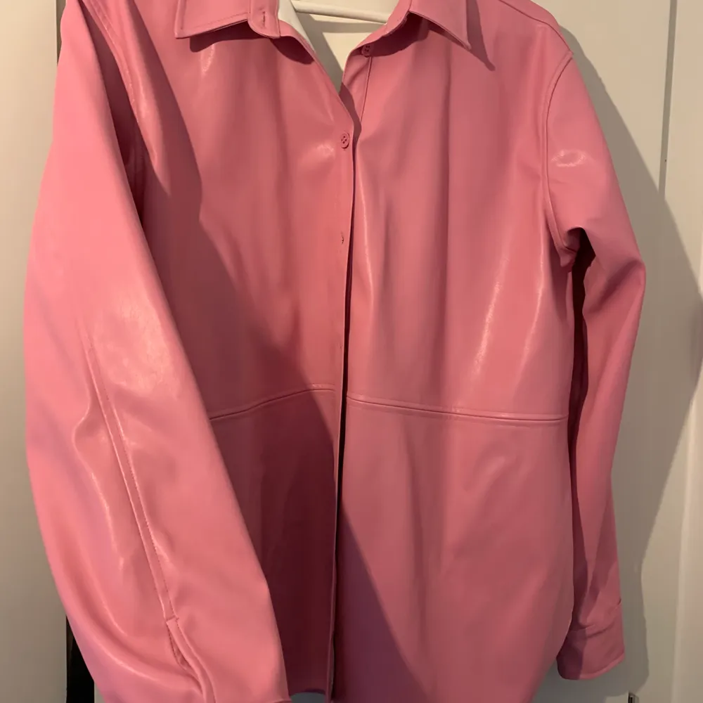 Snygg cool rosa skinnskjorta från MQ! Säljes då den inte kommer till användning, aldrig använd så i nyskick!💗. Jackor.