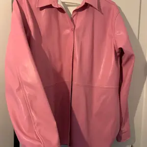 Snygg cool rosa skinnskjorta från MQ! Säljes då den inte kommer till användning, aldrig använd så i nyskick!💗
