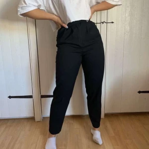 Kostymbyxor Bikbok  - Helt oanvända endast testade kostymbyxor från bikbok, så fin passform och jag är 165cm ungifär och byxorna är i storlek 34🌙 startbud 150kr