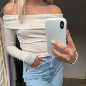 Beige/benvit ribbad offshoulder tröja i storlek xs från Gina. Använd väl men är i bra skick!