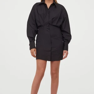 Snygg skjortklänning  - Svart skjortklänning som är så snygg till festligheter, som tyvärr blivit för liten för mig