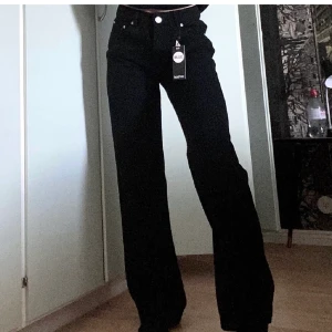 Svarta jeans - Hej säljer dessa svarta jeans från Gina tricot. Helt oanvända. Säljer för jag inte tyckte dem passade mig Jag köpte dem för typ 399 tror jag och säljer nu för 200kr💕 hör av er för fler bilder. 