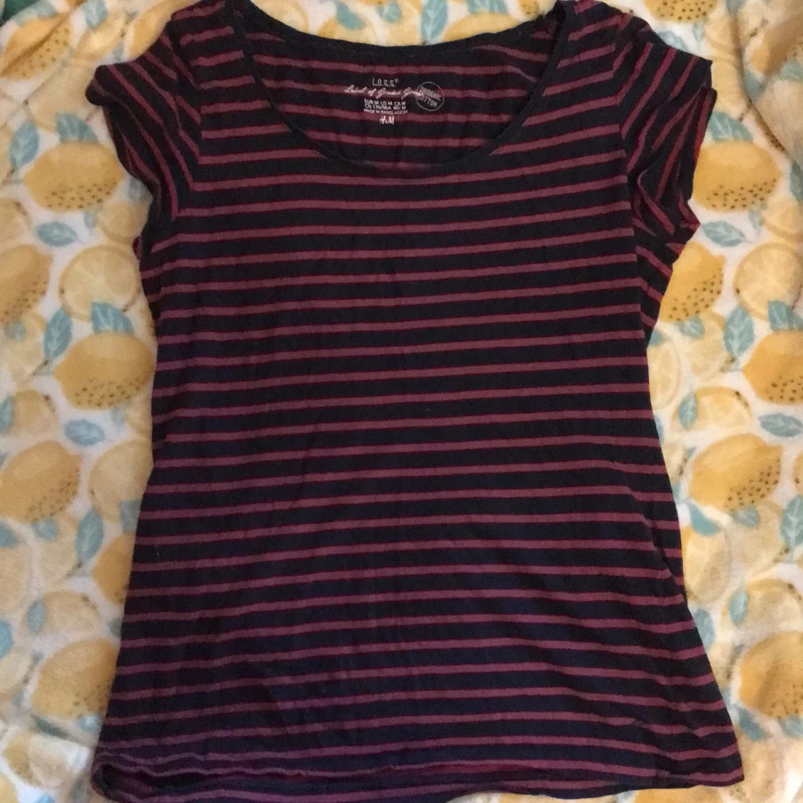 Svart röd T-shirt från H&M