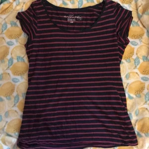 Svart röd T-shirt från H&M - En fin svart och röd tröja med väldigt korta armar ! Använd men ser ändå söt ut!