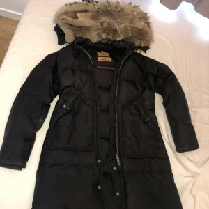 Parajumper  - Säljer någon med en sån jacka som har storlek XS som vill byta mot mig som är i S?? Hör av er. Eller köp direkt för 3500